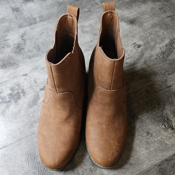 Universal Thread Congac Wedged Boots - Picture 5 of 9